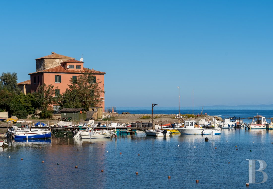 En Toscane, dans une ancienne cité étrusque, un vaste appartement dominant la mer - photo  n°36